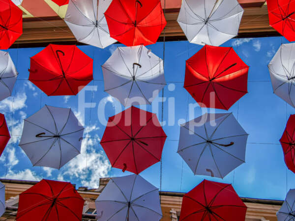 Biało czerwone parasolki.jpg - Fonti.pl