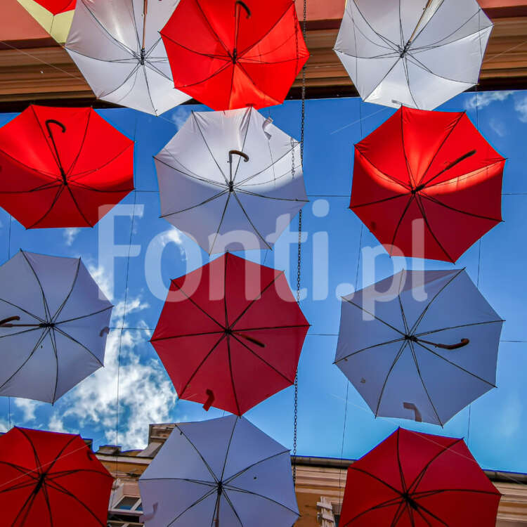 Biało czerwone parasolki.jpg - Fonti.pl