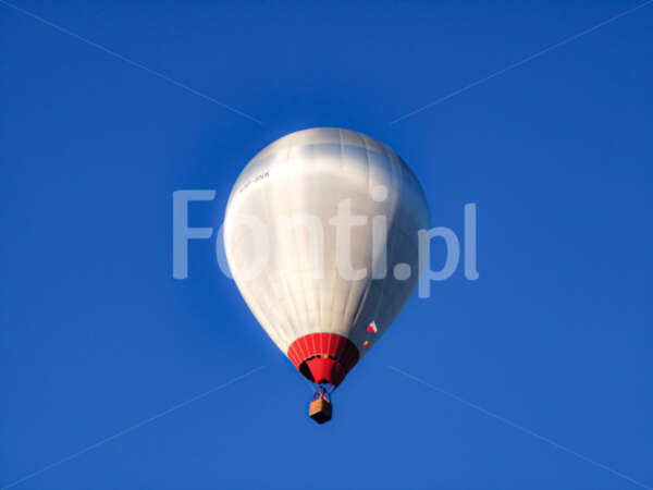 Biały balon niebieskie niebo.jpg - Fonti.pl