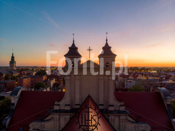 Fara Leszno Bazylika mniejsza zachód słońca.jpg - Fonti.pl
