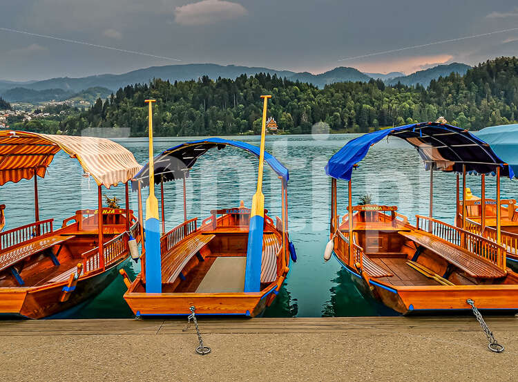 Jezioro Bled Słowenia łodzie.jpg - Fonti.pl