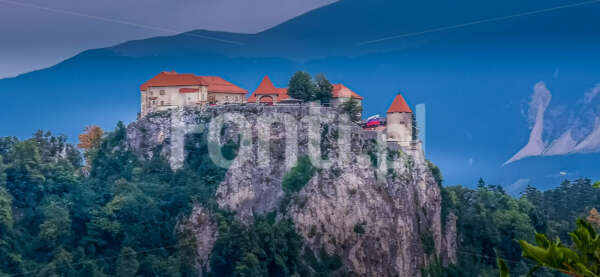 Jezioro Bled Słowenia zamek.jpg - Fonti.pl