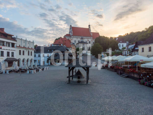 Kazimierz Dolny Rynek  studnia fara.jpg - Fonti.pl