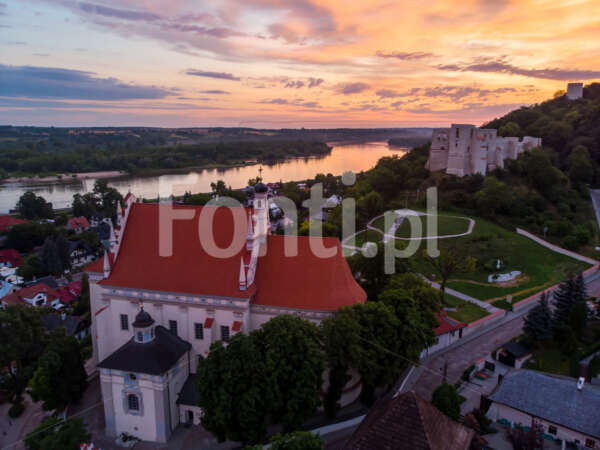 Kazimierz Dolny  fara zamek wschó słońca.jpg - Fonti.pl