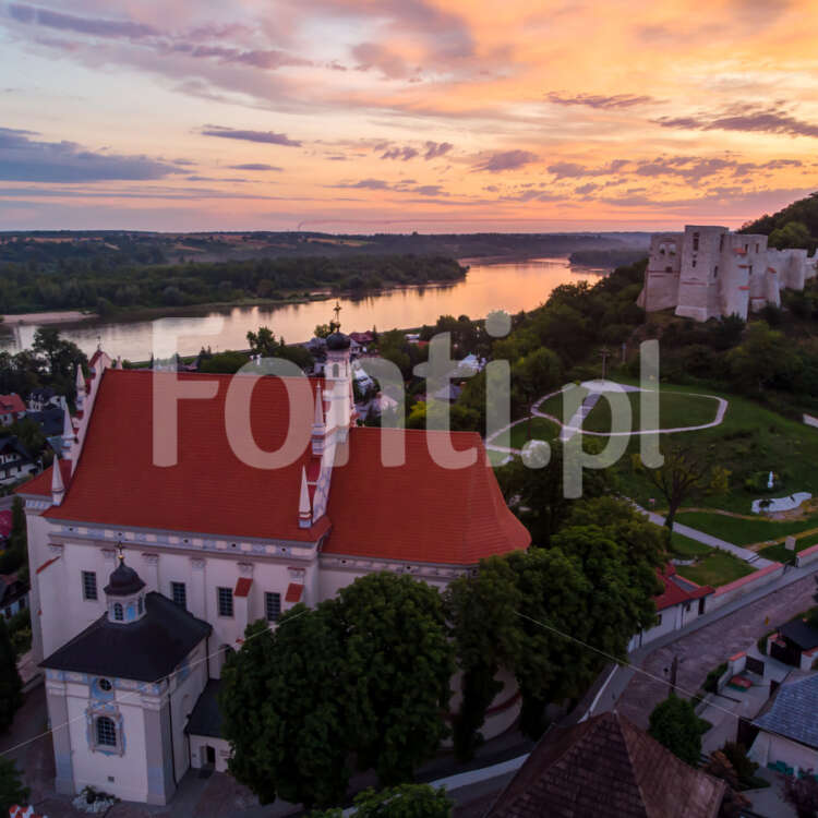 Kazimierz Dolny  fara zamek wschó słońca.jpg - Fonti.pl