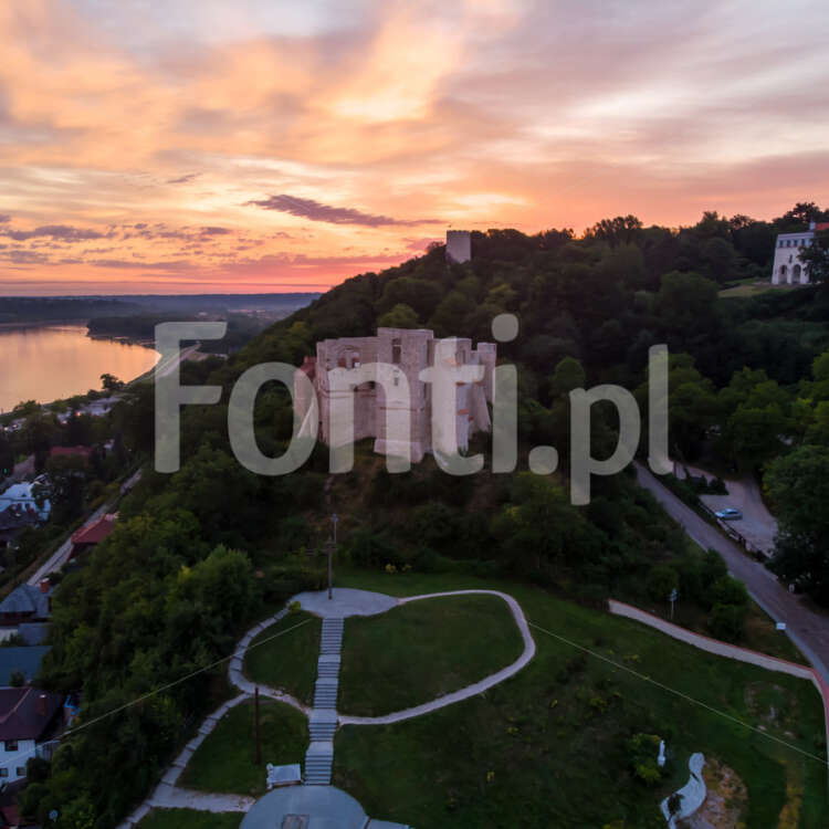Kazimierz Dolny widok na zamek wschód słońca.jpg - Fonti.pl