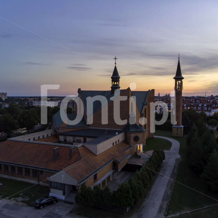 Kościół św Antoniego Leszno.jpg - Fonti.pl