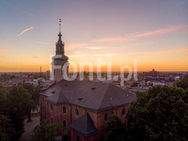Kościół św Krzyża Leszno zachód słońca.jpg - Fonti.pl