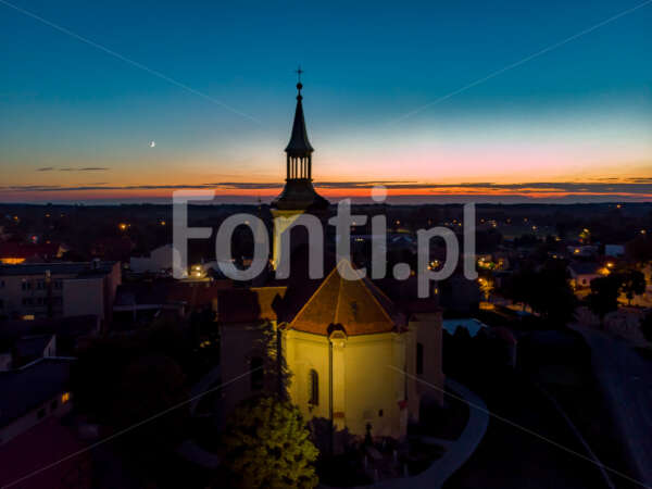 Kościół św. Trójcy w Osiecznej wieczorem.jpg - Fonti.pl