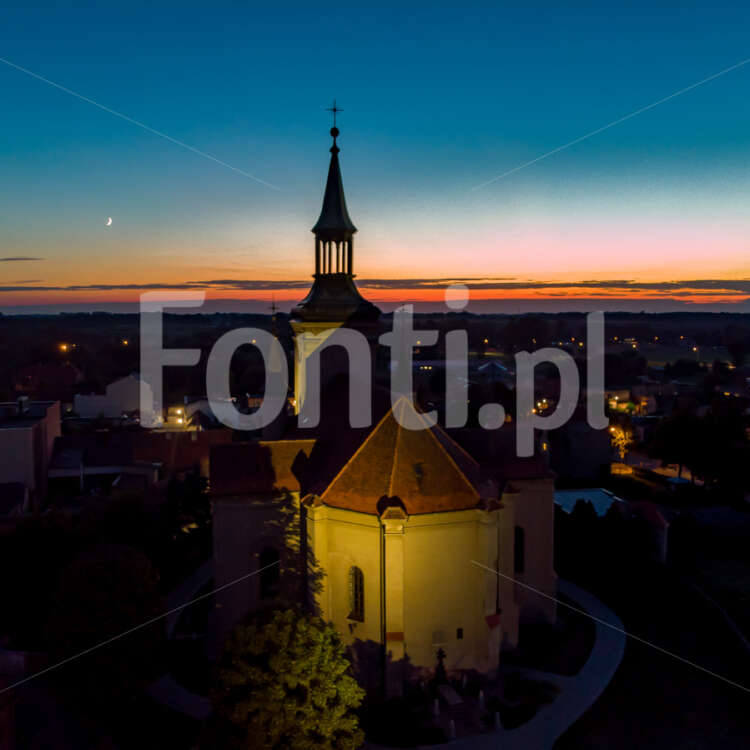 Kościół św. Trójcy w Osiecznej wieczorem.jpg - Fonti.pl