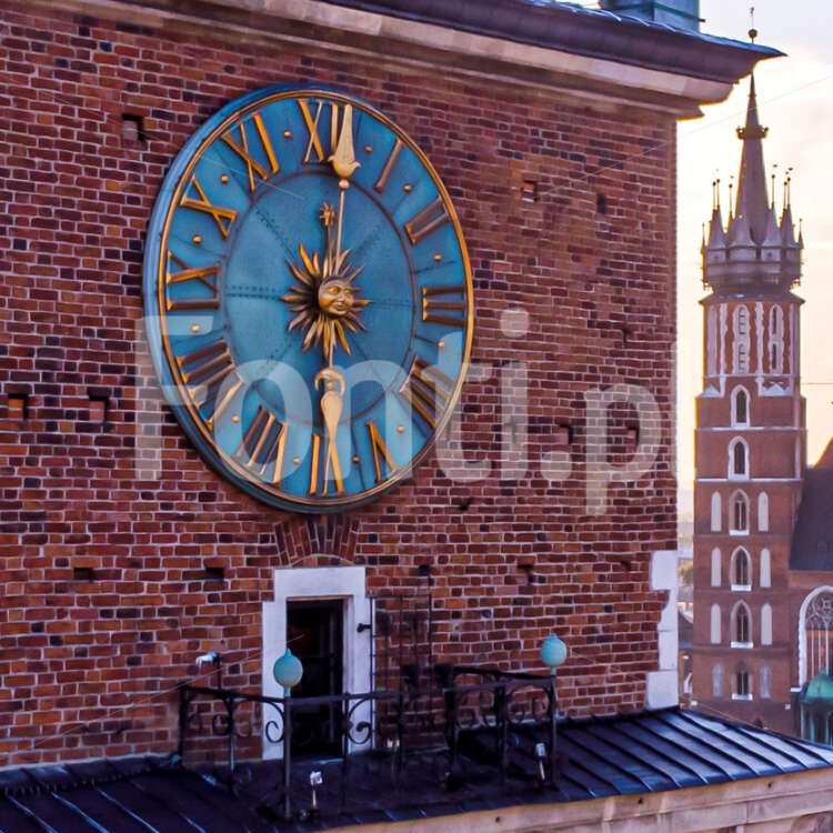 Kraków Rynek Główny zegar na wieży ratuszowej i Kościół Mariacki.jpg - Fonti.pl