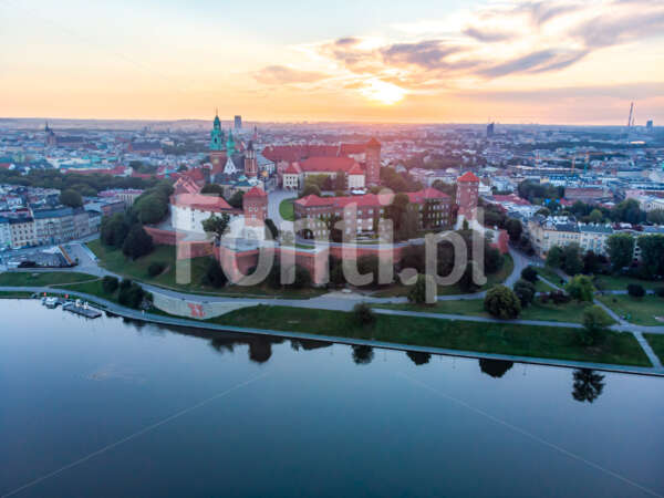 Kraków Wawel od strony Wisły wschód słońca.jpg - Fonti.pl