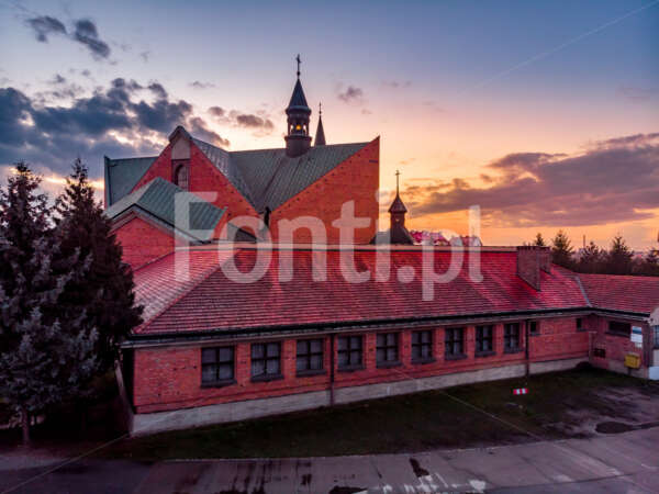 Leszno kościół św. Antoniego zachód słońca.jpg - Fonti.pl