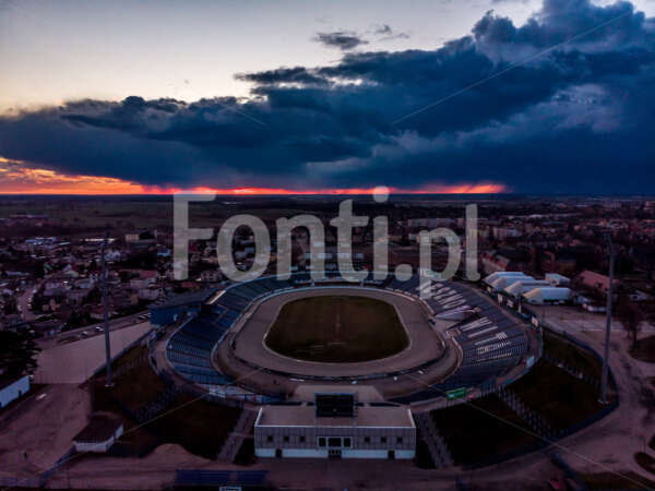 Leszno stadion Smoczyka Unia chmury burza.jpg - Fonti.pl