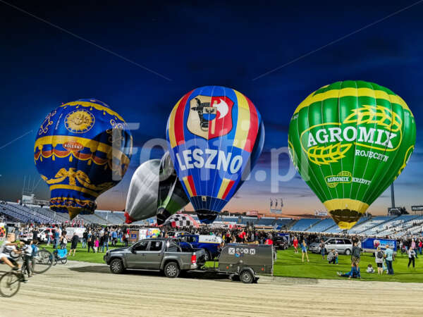 Leszno trzy balony pokaz Stadion Smoczyka.jpg - Fonti.pl