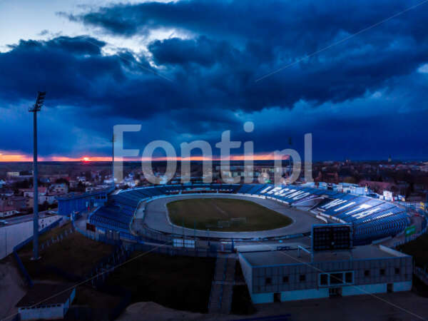 Leszno wita stadion Smoczyka Unia chmury burza.jpg - Fonti.pl