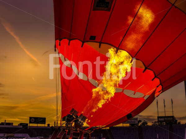Leszno wypełnianie balonu ciepłem powietrzem ogień.jpg - Fonti.pl