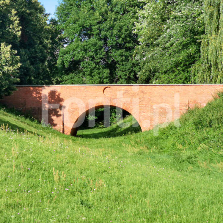 Mostek murowany w Parku Miejskim w Zamościu.jpg - Fonti.pl