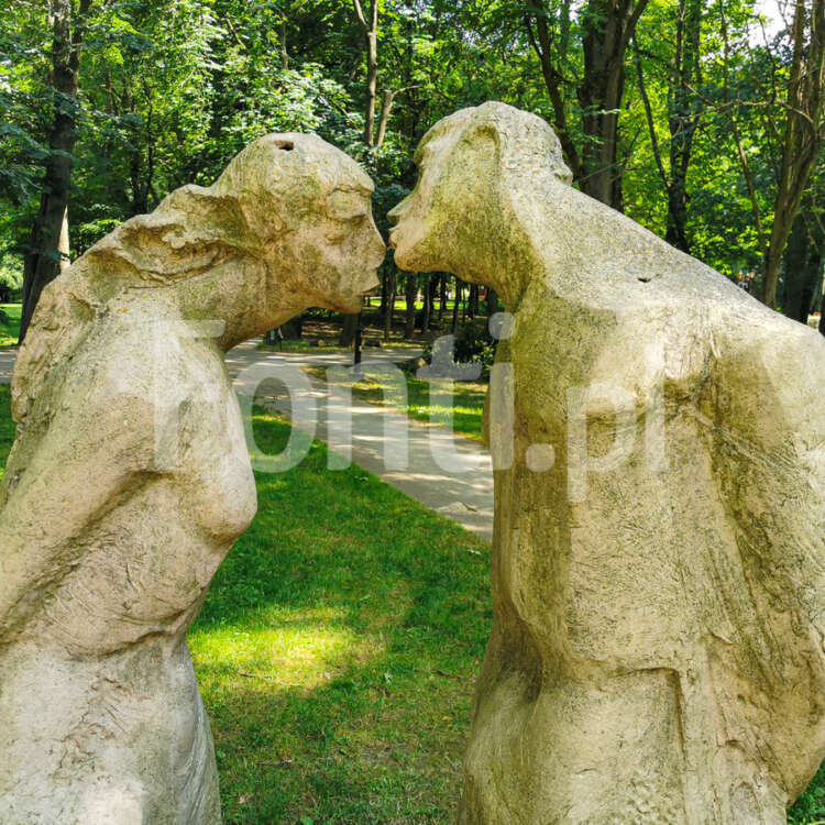 Nałęczów Park Zdrojowy pocałunek para.jpg - Fonti.pl