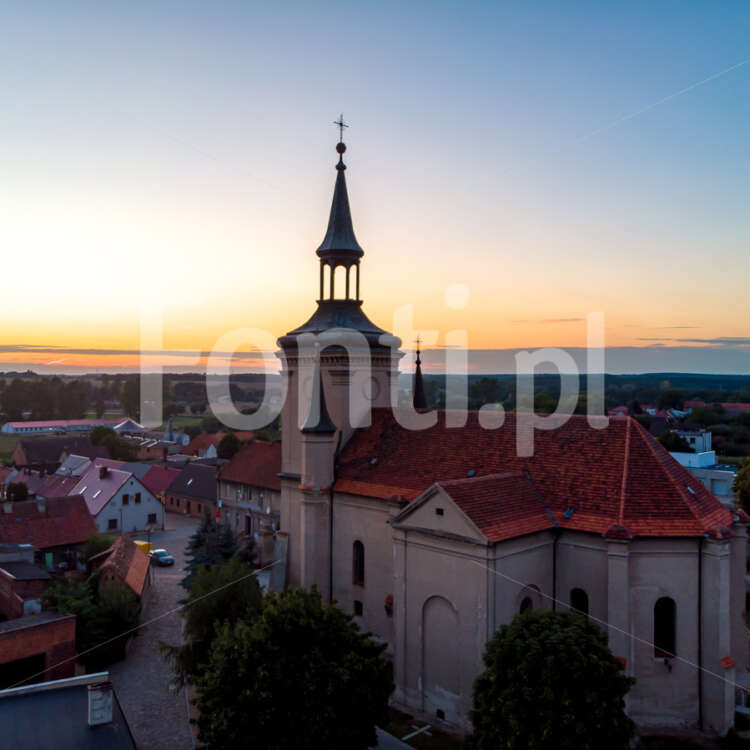 Osieczna kościół ŚwiętejTrójcy zachód slońc.jpg - Fonti.pl