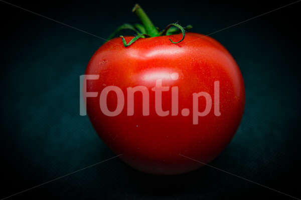 Pomidor na czarnym tle.jpg - Fonti.pl