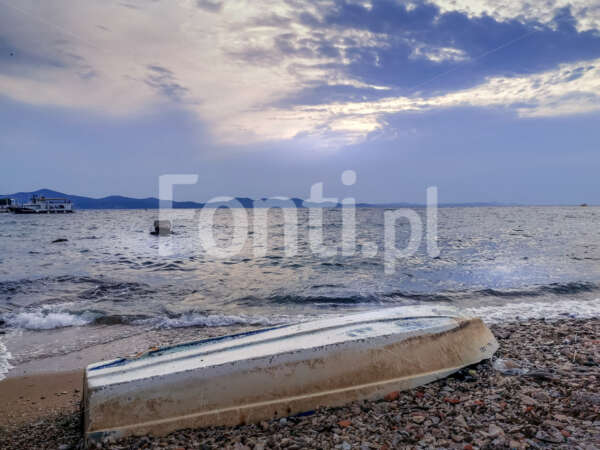 Przewrócona łódź morze.jpg - Fonti.pl