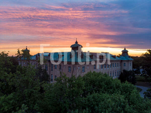 Rydzyna Castle sunrise.jpg - Fonti.pl