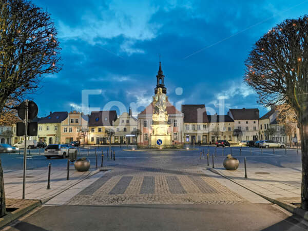 Rydzyna Wielkopolska stare miasto rynek wieczór.jpg - Fonti.pl