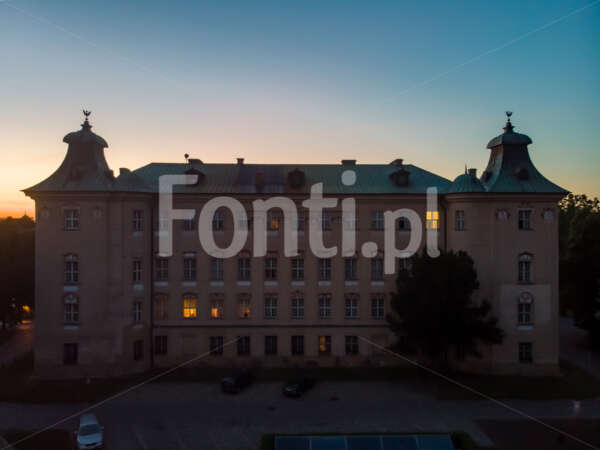 Rydzyna Zamek pod wieczór.jpg - Fonti.pl