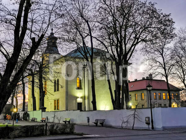 Rydzyna kościół wieczór.jpg - Fonti.pl