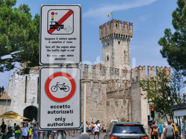 Sirmione wjazd rowery zamek zakaz dla rowerów.jpg - Fonti.pl