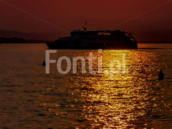 Sunset on Garda Lake boat Italy.jpg - Fonti.pl