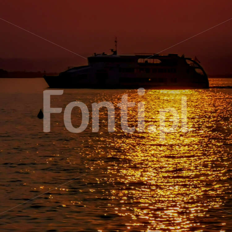 Sunset on Garda Lake boat Italy.jpg - Fonti.pl