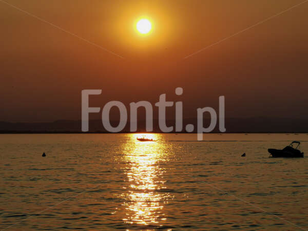 Sunset on Garda Lake water.jpg - Fonti.pl