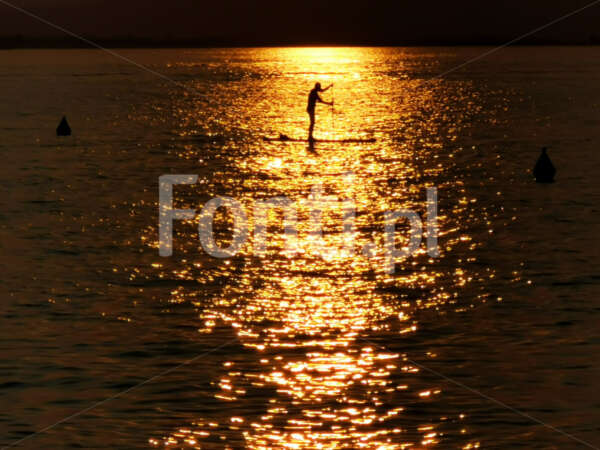 Surfer sunset on Garda Lake Italy.jpg - Fonti.pl