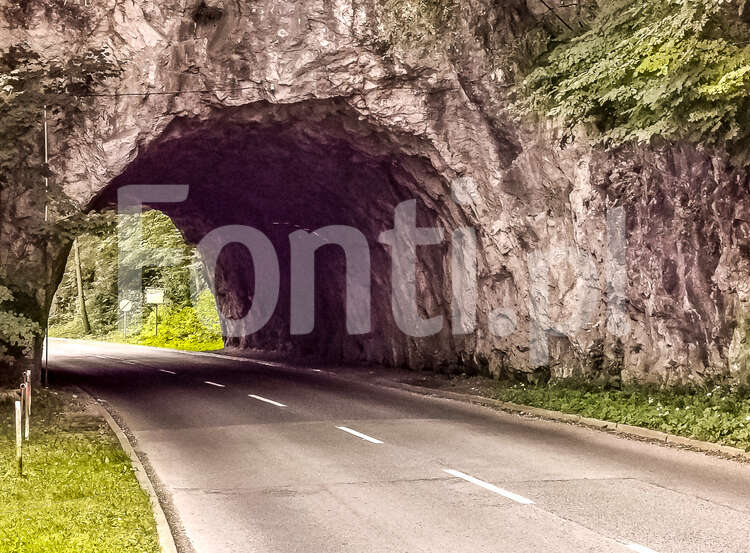 Tunel w skale Jezioro Bled Słowenia.jpg - Fonti.pl