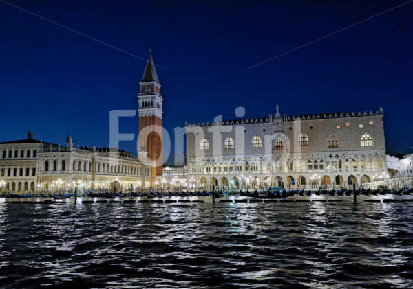 Wenecja wieza Pałac Dożów noc.jpg - Fonti.pl