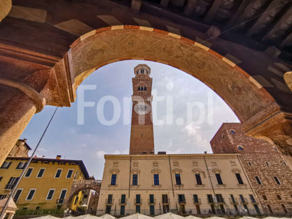 Werona wieża centrum Piazza delle Erbe.jpg - Fonti.pl