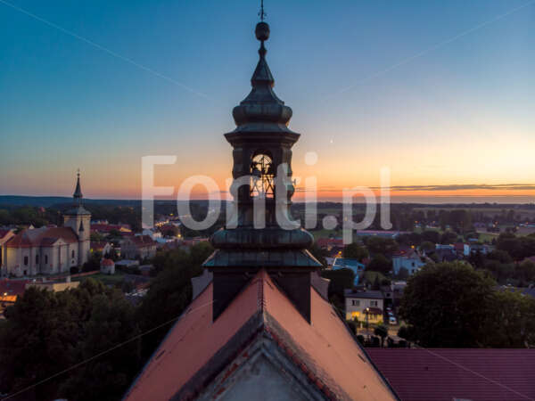 Widok z drona na klasztor franciszkanów w Osiecznej.jpg - Fonti.pl