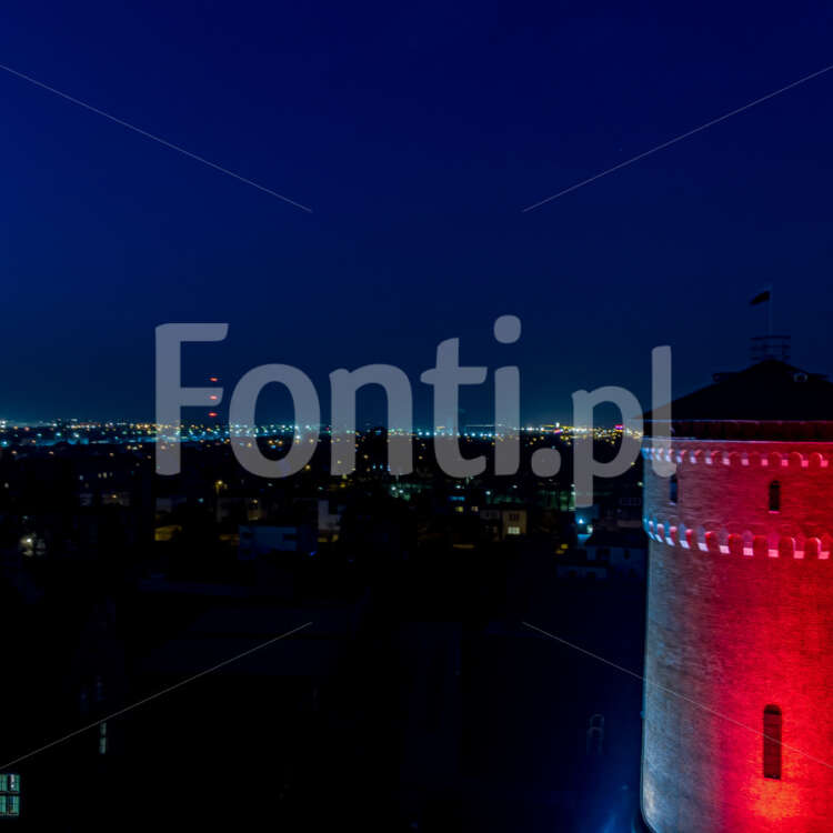 Wieża ciśńień w Lesznie noc biało-czerwone światła Leszno.jpg - Fonti.pl