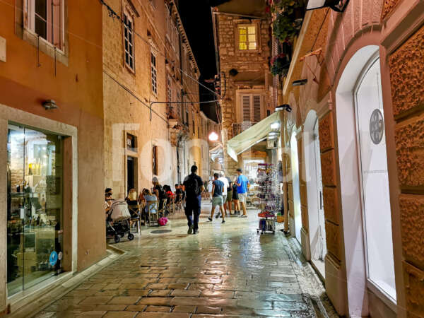 Zadar Chorwacja stare miasto  uliczka.jpg - Fonti.pl