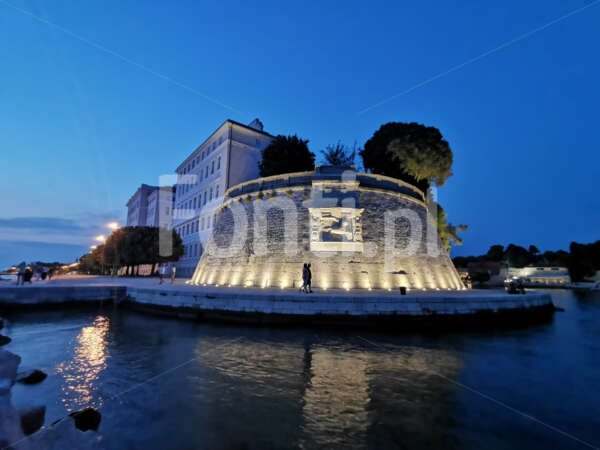 Zadar Croatia walls old town night.jpg - Fonti.pl