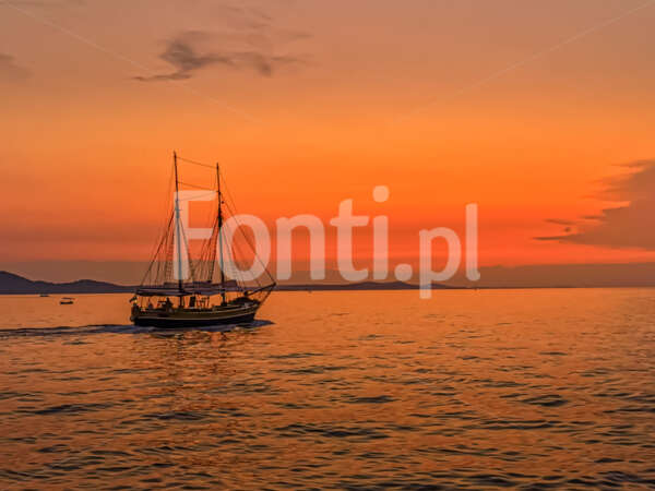 Zadar cro sunset boat.jpg - Fonti.pl