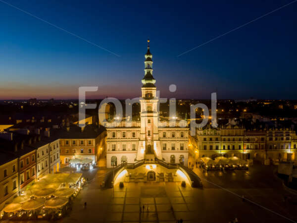 Zamość Ratusz wieczór.jpg - Fonti.pl
