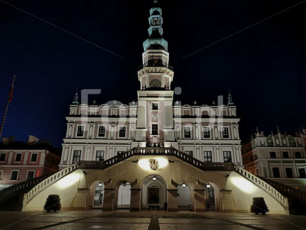 Zamość Rynek Wielki Ratusz schody wieczór.jpg - Fonti.pl