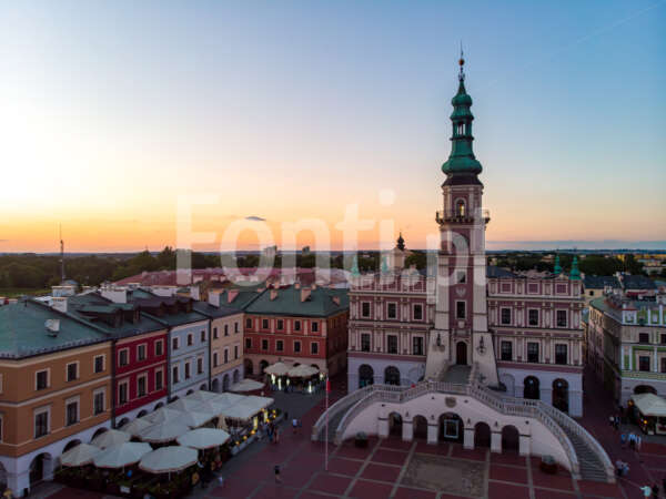 Zamość old town hall sunset.jpg - Fonti.pl