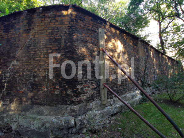 Zniszczony mur podpory.jpg - Fonti.pl