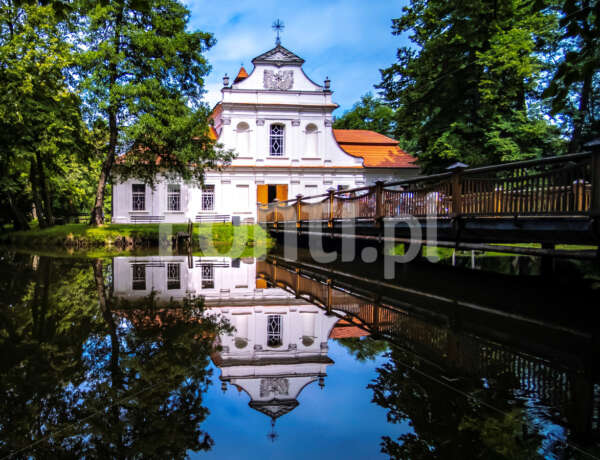 Zwierzyniec kościół na wodzie mostek w lustrze wody.jpg - Fonti.pl