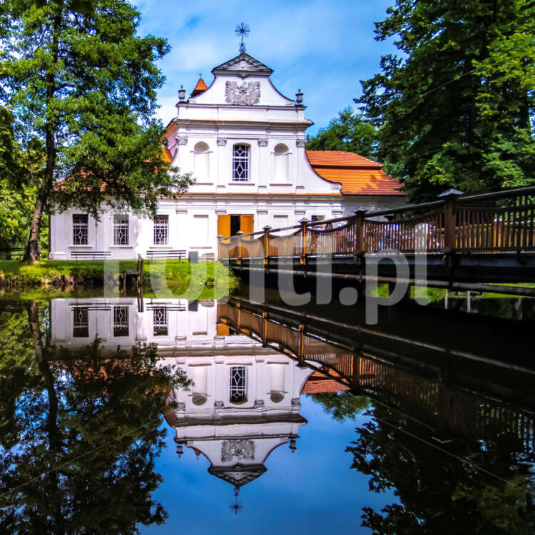 Zwierzyniec kościół na wodzie mostek w lustrze wody.jpg - Fonti.pl