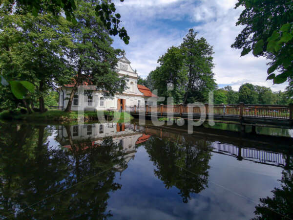 Zwierzyniec kościół na wodzie park.jpg - Fonti.pl